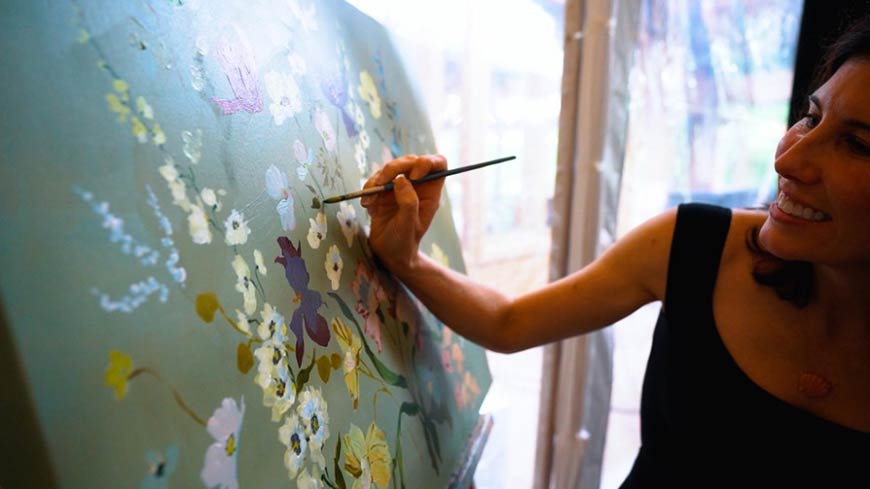 Photo of Inslee Fariss painting a picture at the Filotimo Foundation Gala 2025